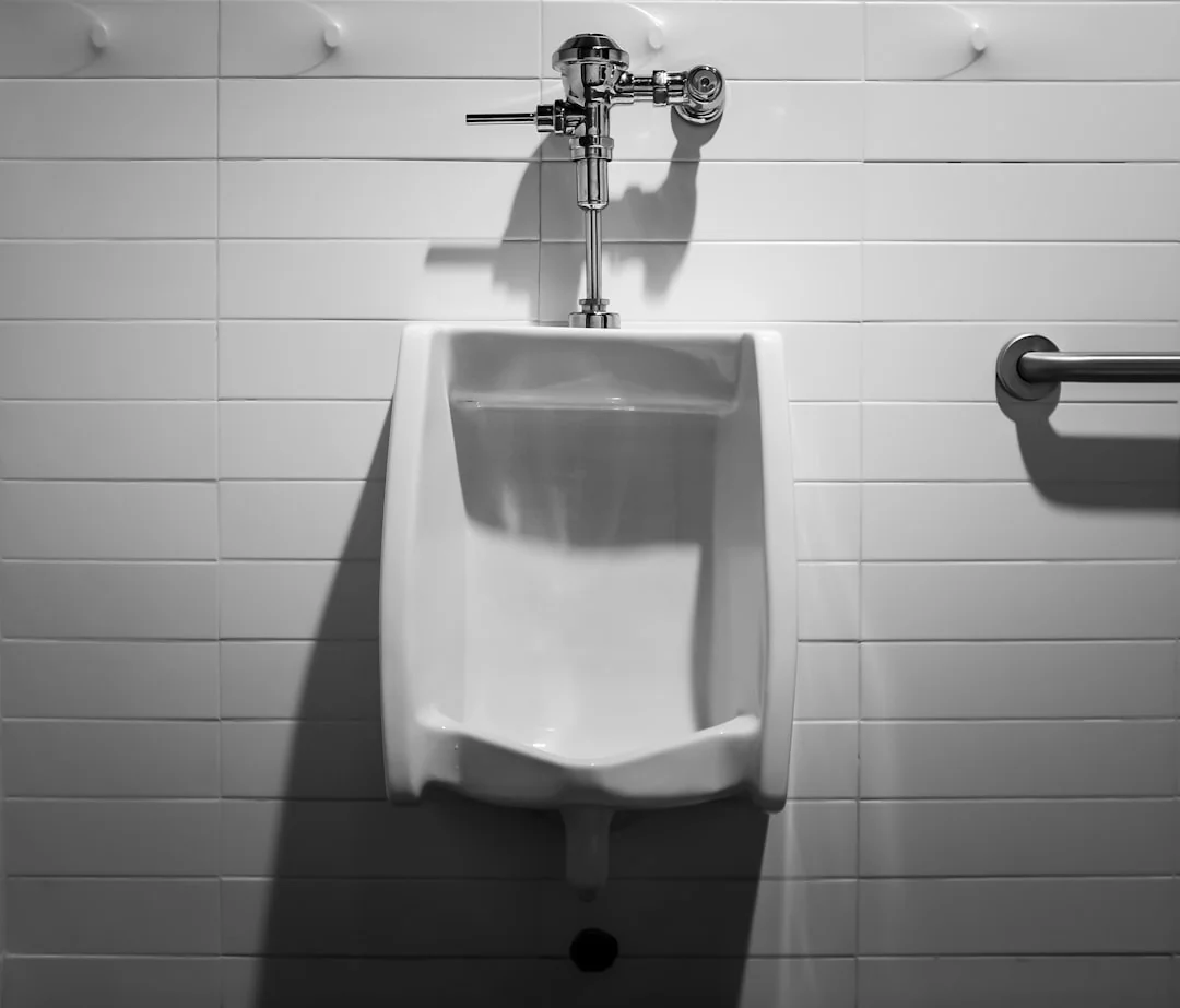 services-02 Gros plan sur une femme qui inscrit une étiquette sur une boîte en carton avec un marqueur rouge, à l’intérieur.